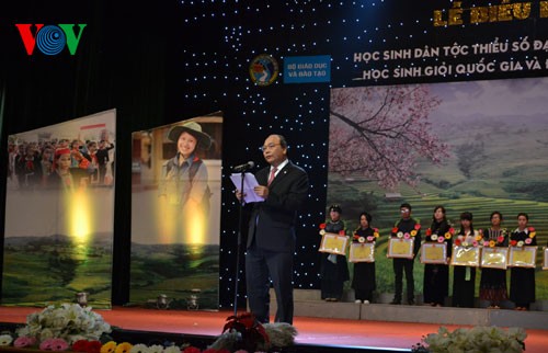 Во Вьетнаме чествованы отличники - представители нацменьшинств - ảnh 1